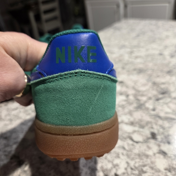 New In Box Nike Green and Blue Athletic Shoes Sz M 7 W 8.5. Awesome - Picture 9 of 10